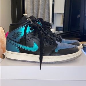Jordan 1 Mid Iridescent